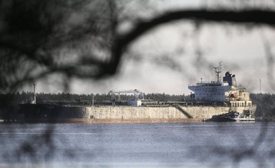 Suomijos pareigūnai inspektuos tanklaivį dėl kabelio nutraukimo Baltijos jūroje