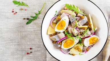 Silkės salotos su obuoliais, garstyčiomis ir kiaušiniais