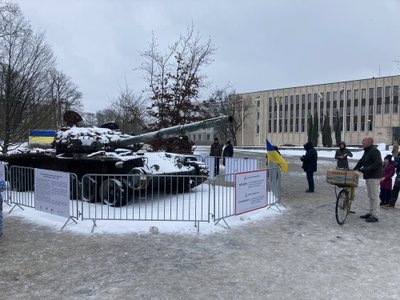 Ukrainos kariuomenės sunaikintas rusų tankas T-72B Rygoje.