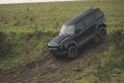 "Land Rover Defender"