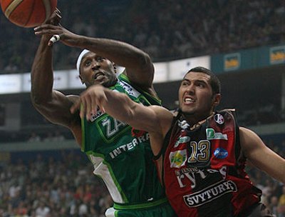 Tanoka Beardas („Žalgiris“) ir Joao Paolo Batista („Lietuvos rytas“)