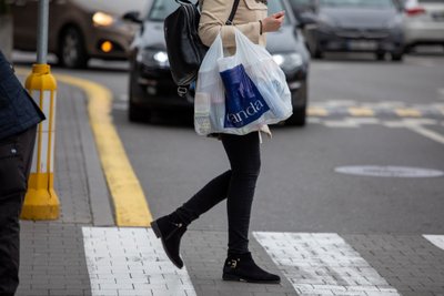 Pirkėjai prie prekybos centrų Vilniuje