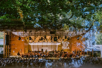 Pernai metų festivalio akimirka. Dzintari koncertų salė Jūrmaloje