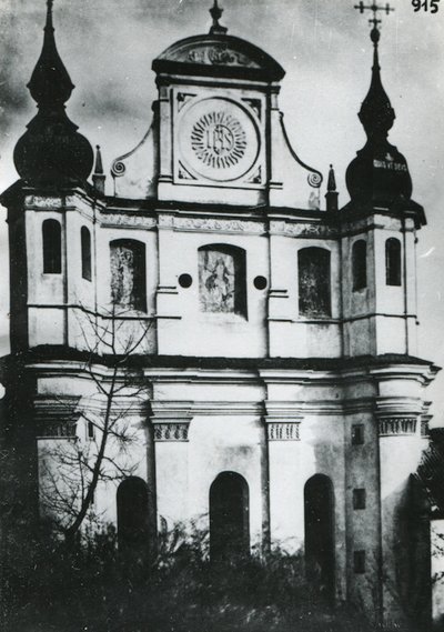 Bažnyčios fasade puikiai matyti nutapytos arkangelų Mykolo, Rapolo ir Gabrieliaus figūros. 1933 m.