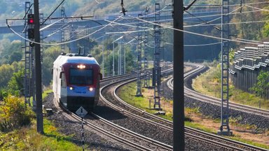 Saugumas šalia elektrifikuoto geležinkelio: ką būtina žinoti?