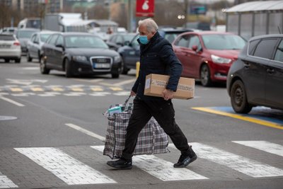 Pirkėjai prie prekybos centrų Vilniuje