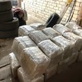 Kauno rajone sulaikyti estas ir lietuvis, kraunantys kontrabandines cigaretes