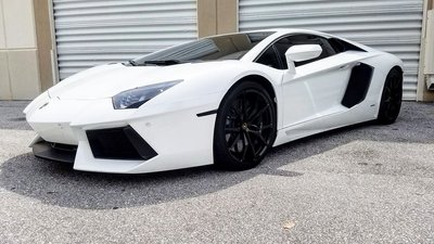 Taip "Lamborghini Aventador" atrodo be piešinių