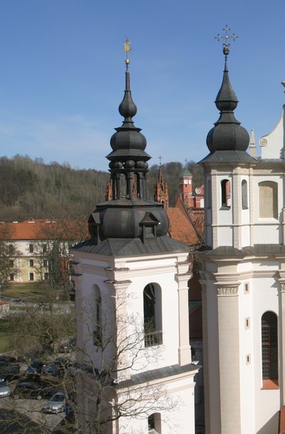 Varpinę puošia paauksuota vėtrungė. 2009 m.