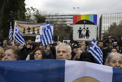 Graikai protestavo prieš tos pačios lyties santuokas ir įsivaikinimą