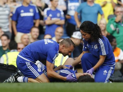 Eva Carneiro ir Jonas Fearnas suteikia pagalbą Edenui Hazardui 