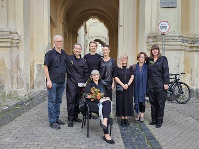 Parodos Suiten menininkai iš kairės Saulius Valius, Tomoo Nagai, Daumantas Plechavičius, Aistė Valiūtė,  Rūta Šipalytė, Dalia Truskaitė, Renata Valčik,sėdi Diana Radavičiūtė