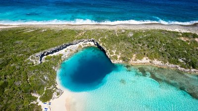 Mėlynoji skylė arba povandeninė smegduobė