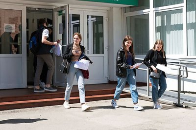 SKYRĖSI. Po gimtosios kalbos egzamino tarp abiturientų vyravo dvejopos nuotaikos.