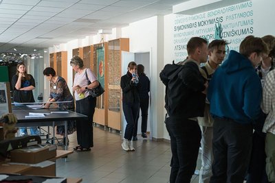 EMOCIJOS. Lietuvių kalbos ir literatūros egzaminą laikę abiturientai vieni su kitais dalijosi įspūdžiais po išbandymo. 