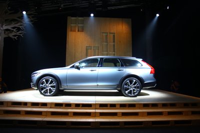 "Volvo V90 Cross Country"