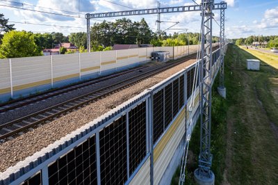 Triukšmo slopinimo sienelė su saulės elektrine