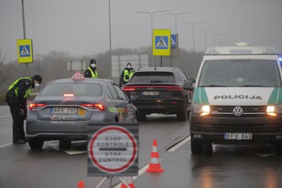 Kaune policija tikrina vykstančius į miestą