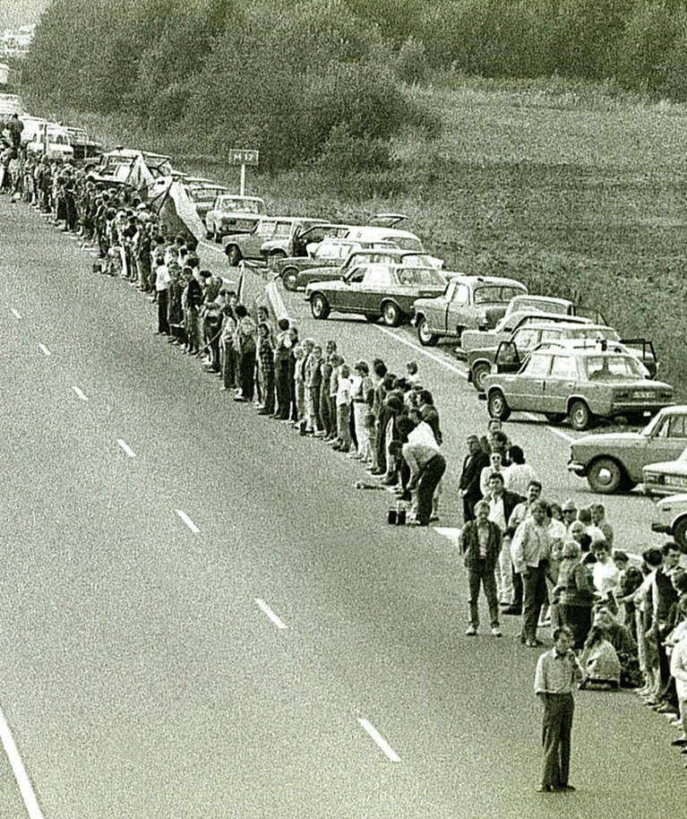 1989 metų rugpjūčio 23-iąją Lietuvos, Latvijos ir Estijos žmonės nutiesė gyvą Baltijos kelią. ELTOS nuotr.