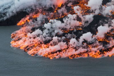 Ugnikalnio lava, išsiliejusi į vandenyną 