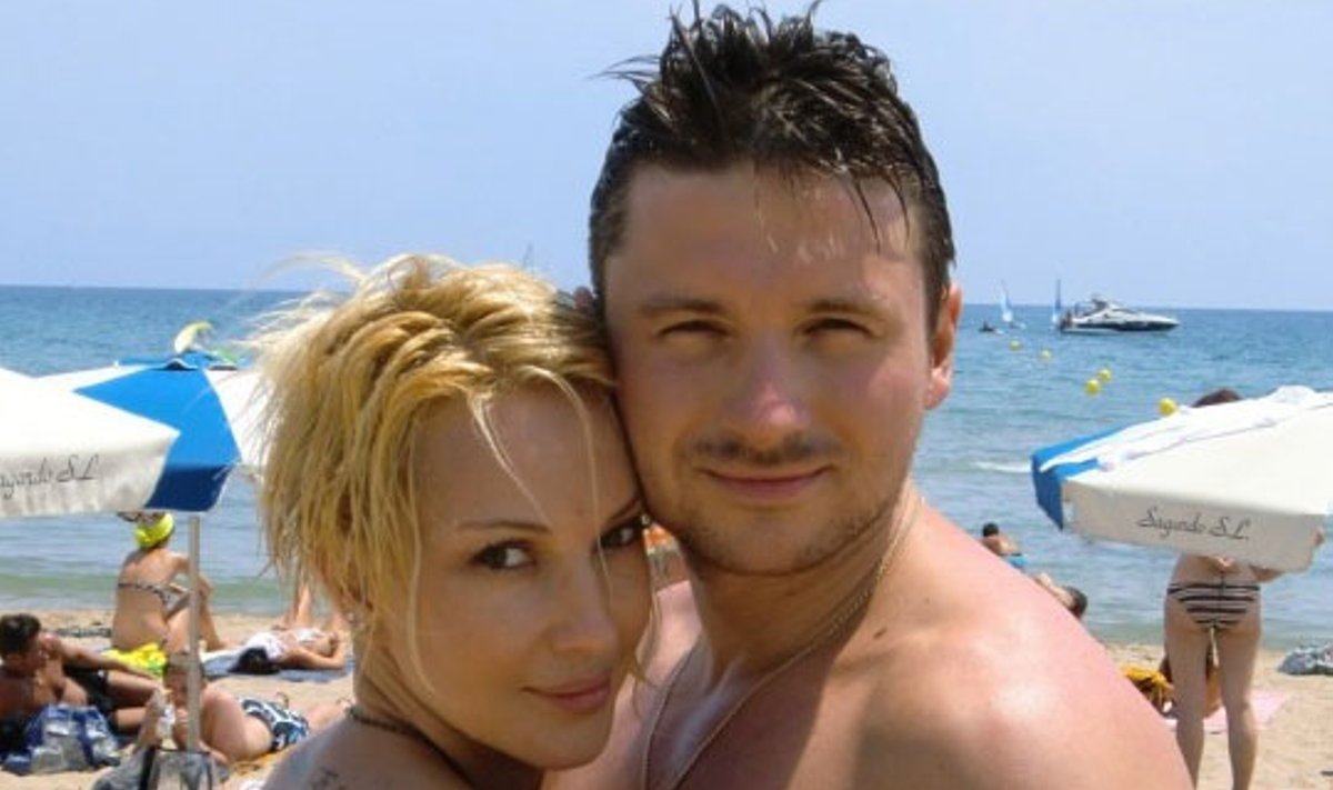 Қара нәсілді жігіттердің қыздарды топтық қарым-қатынаста сынайтын порно видеосы Үйде жасалған қарда жүретін көліктер туралы бейне