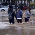 Sumaištis Ispanijoje: dėl potvynių atšaukta dalis skrydžių, nuo bėgių nuslydo traukinys