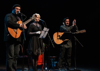 „Keistuolių teatro“ aktoriai Ilona Balsytė, Aidas Giniotis ir Darius Auželis