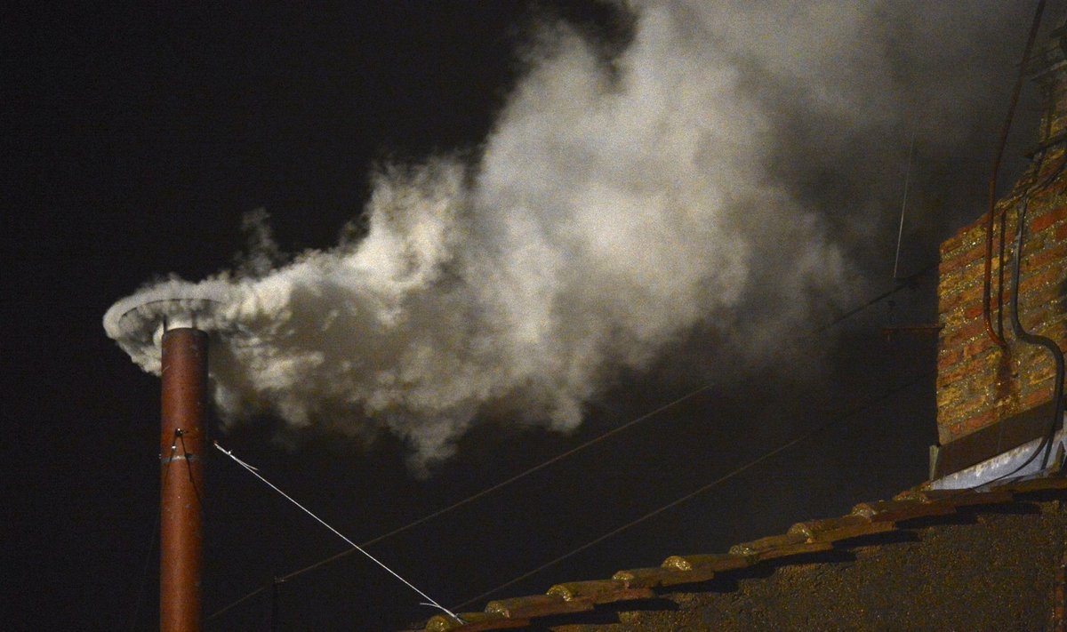 Iš Siksto koplyčios pasirodė baltas dūmas: pasaulis turi naują popiežių - Delfi