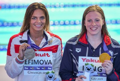 Lilly King (dešinėje), Julija Jefimova