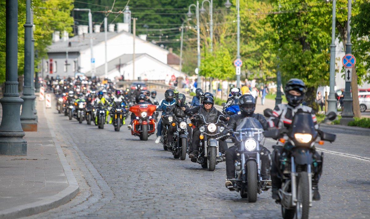 Motociklininkų kolona Vilniaus miesto gatvėmis