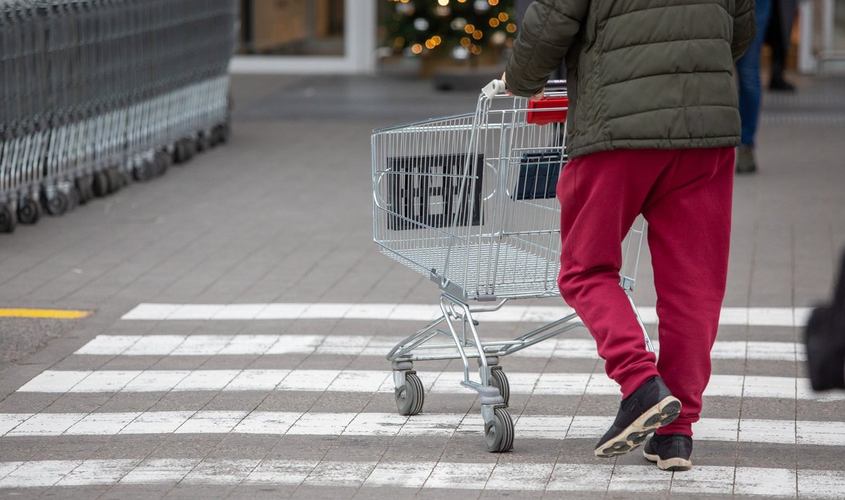 Pirkėjai prie prekybos centrų Vilniuje