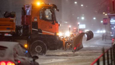 Lietuvą užklupus pirmajam sniegui, kelininkų perspėjimas – ragina vairuotojus išlikti budriais