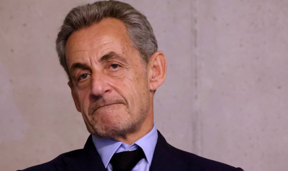 Buvęs Prancūzijos prezidentas Sarkozy turės nešioti apykoję