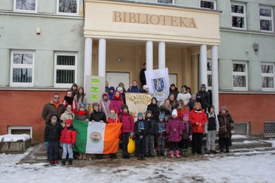 Spalvinga renginio dalyvių grupė prie Viešosios bibliotekos