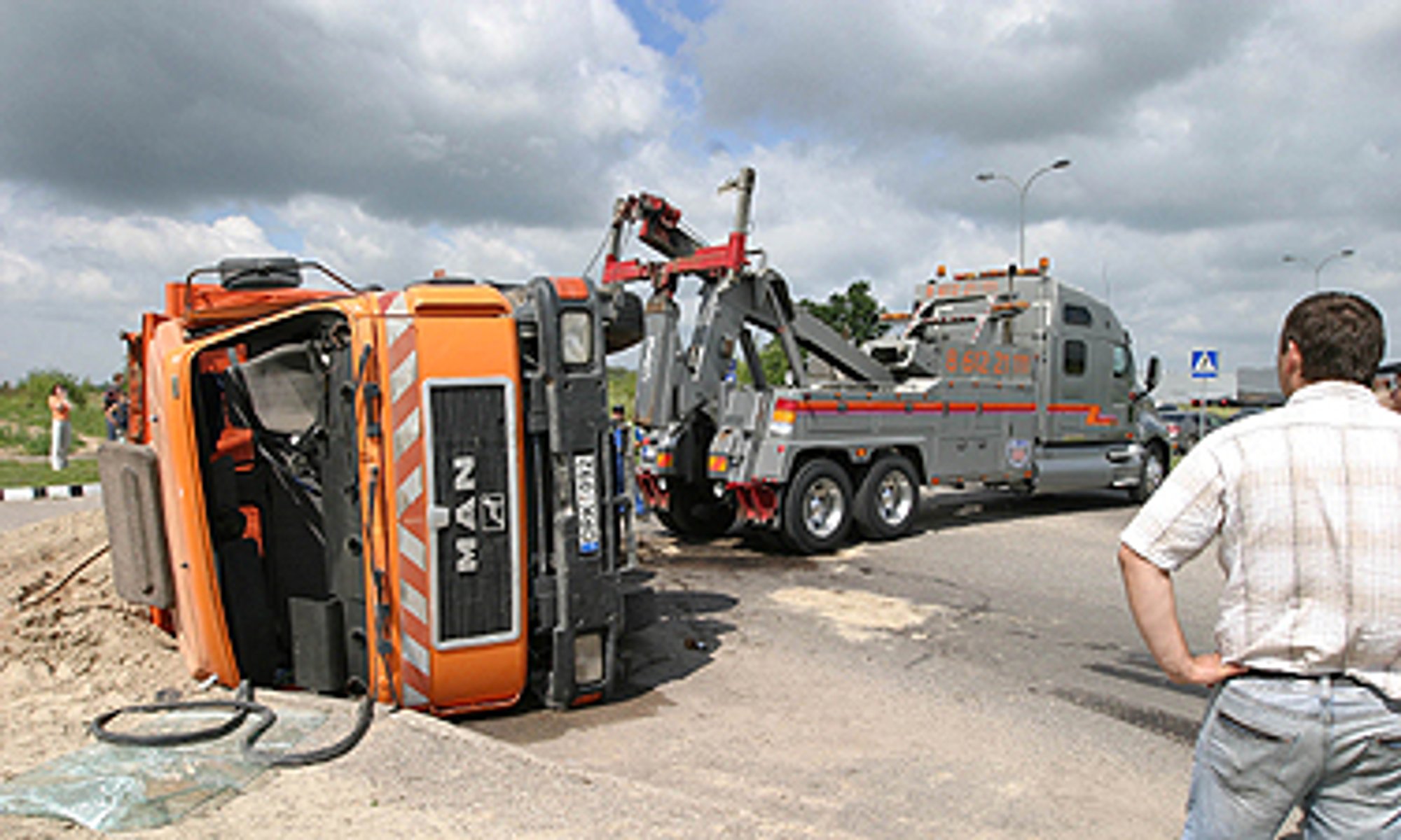 Panevėžyje apvirto sunkvežimis su smėliu - Delfi