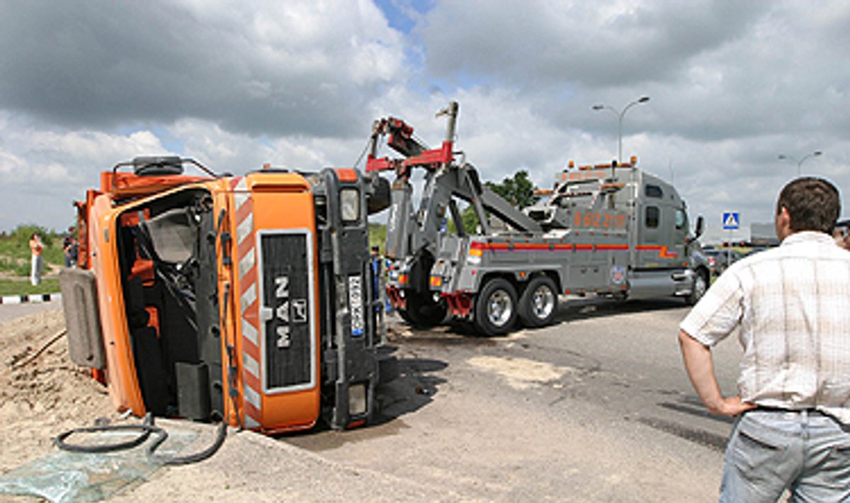 Panevėžyje apvirto sunkvežimis su smėliu - Delfi