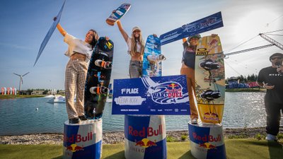 2024 m. „Red Bull WakeDuel“ vandenlenčių varžybų čempionė ispanė Elena Bodi (viduryje)