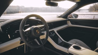 Kaune vagys „Porsche“ paliko be žibintų 