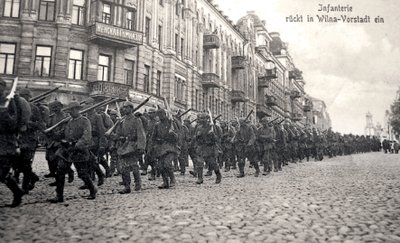 Vokiečių daliniai žygiuoja Didžiąja Pohulianka (dab.  J. Basanavičiaus g.). 1915 m. išleisti atvirukai.