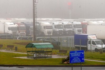 Lietuvos vežėjų vilkikai Baltarusijos pasienyje