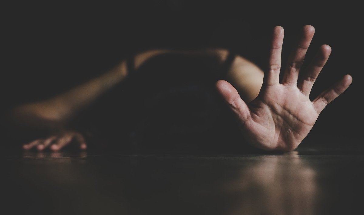 изнасиловал маму