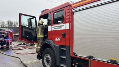 Sujudimas Vilniuje, pranešta apie degantį negyvenamą namą 