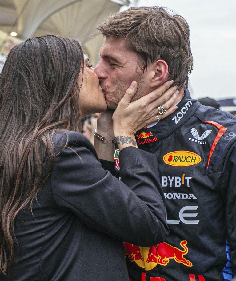 Piloto širdies draugė Kelly Piquet bučiuoja Maxą Verstappeną