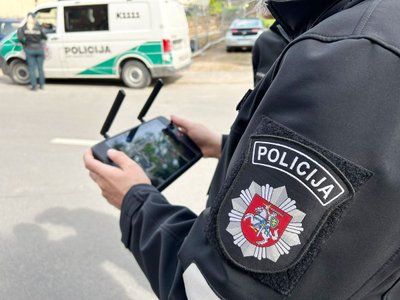 Rūkančius nepilnamečius policija dabar stebi ir iš paukščio skrydžio. Pradėtas naudoti bepilotis orlaivis – dronas, su kurio pagalba iš viršaus stebimi rūkantys moksleiviai.