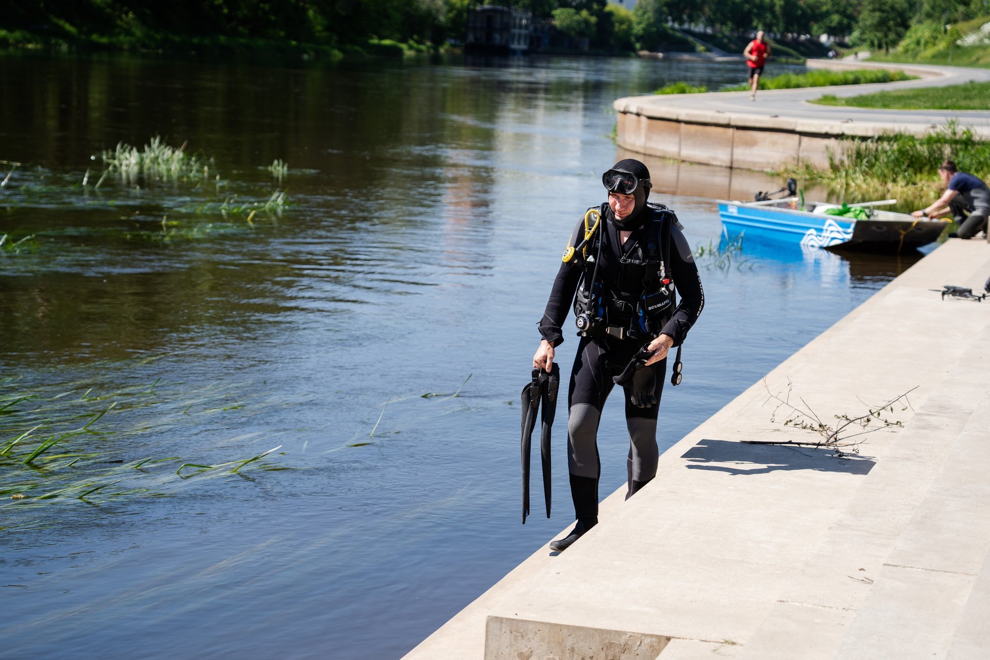 Divers dive into Neris River: Aim to clean the entire river by next year