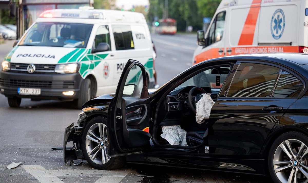 Vilniuje susidūrė BMW ir "Honda", užblokuotos keturios eismo juostos