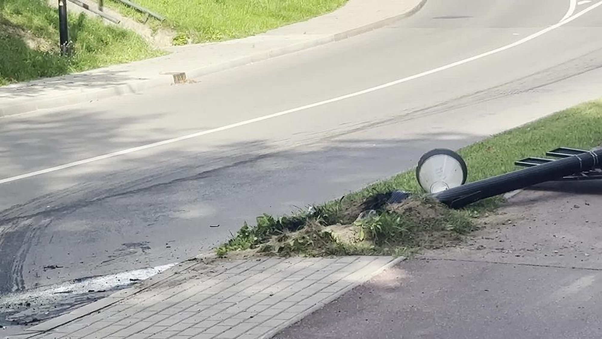 Driver Crashes into Lamppost in Vilnius, Flees Scene Leaving Plate Behind