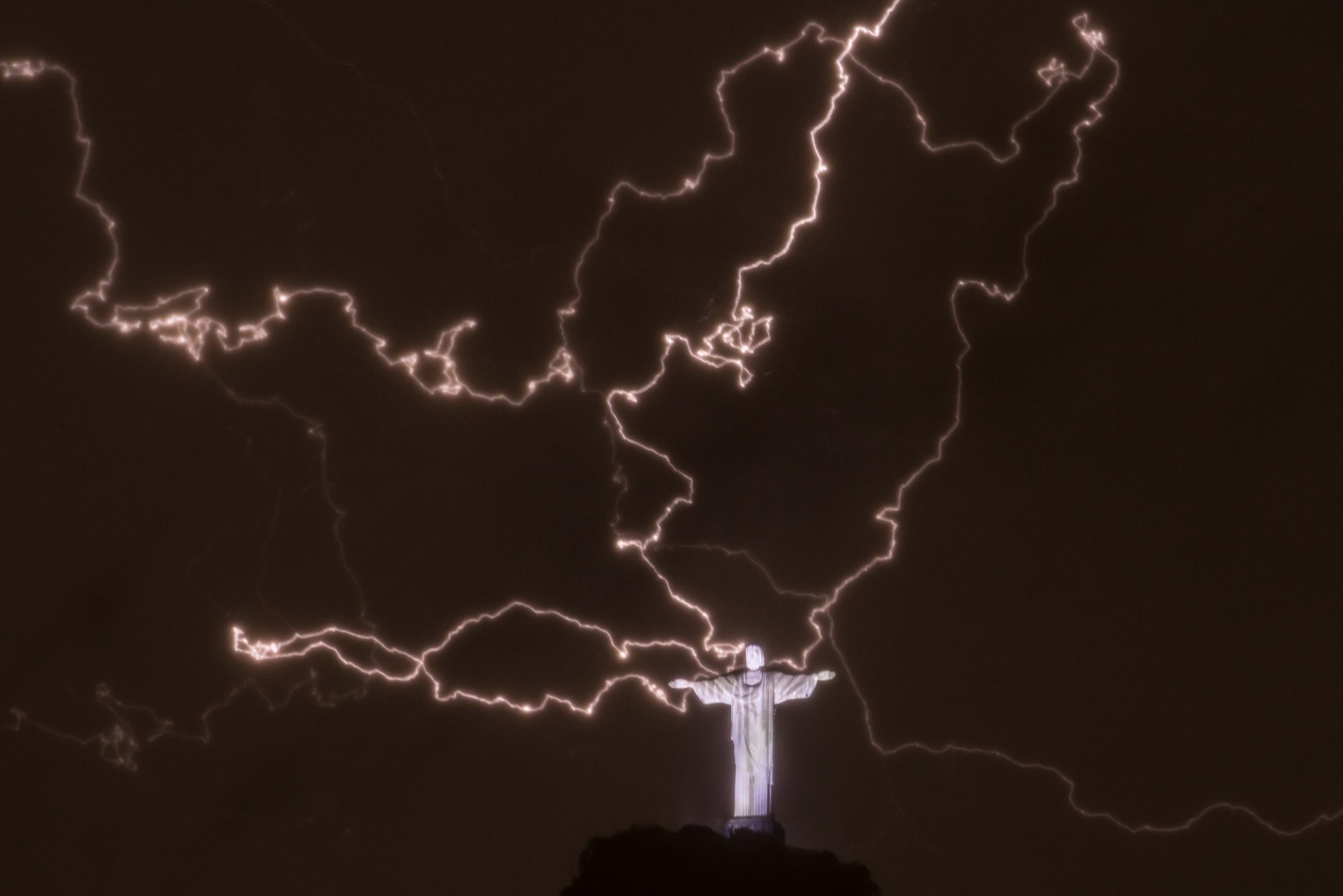 [Delfi trumpai] Žaibas trenkė į Kristaus statulą Rio de Žaneire - Delfi ...