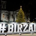 Kalėdų eglių įžiebimo maratoną tęsia Biržai – ant žaliaskarės nutūpė tūkstančiai žibančių lempučių