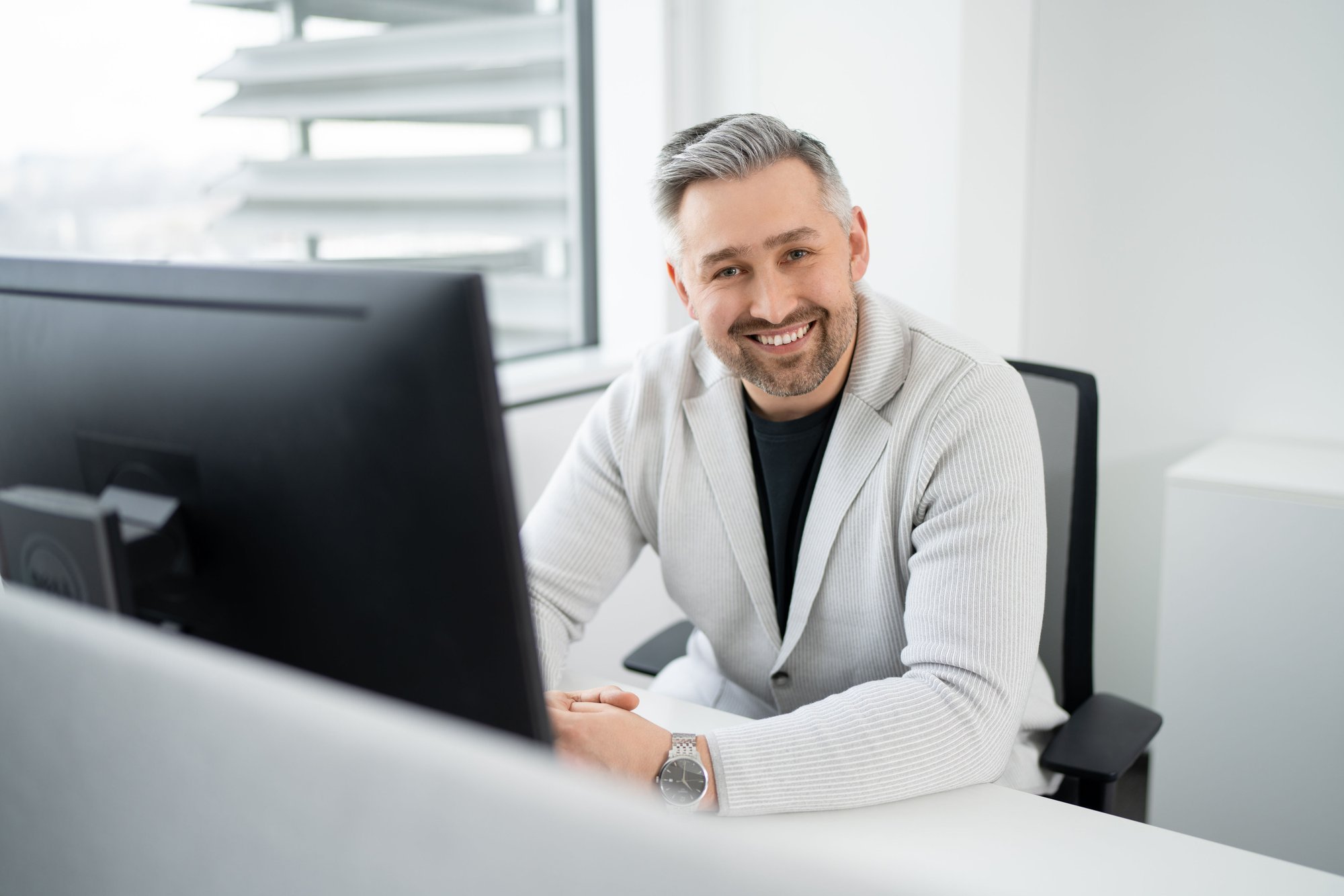 Julius Lisauskas. Dirbtinis intelektas ir kibernetinis saugumas: tarp inovacijų naudos ir pavojų Tarptautinė technologijų tyrimų ir konsultacijų bendrovė "Gartner" prognozuoja, kad pasaulinės išlaidos dirbtinio intelekto (DI) technologijoms ir su jomis susijusioms paslaugoms 2026 m. sieks apie 2,33 trln. eurų, o 2027 m. išaugs net iki 3,18 trln. eurų. Šios sumos aiškiai indikuoja, kad DI sprendimai jau tapo neatsiejama organizacijų dalimi ir ateityje dar labiau įsitvirtins įvairiose korporatyvinėse "eilutėse". Vis dėlto, kuo daugiau procesų patikėsime skaitmeninėms technologijoms bei automatizavimui – tuo svarbesnis tampa jų patikimumas, duomenų vientisumas ir kibernetinis atsparumas.